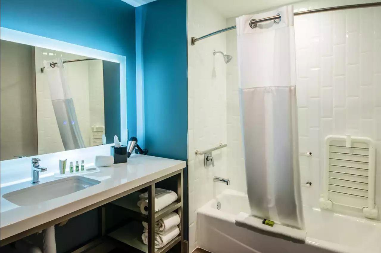 Queen Room with Two Queen Beds - Non-Smoking,664337913:JPEG